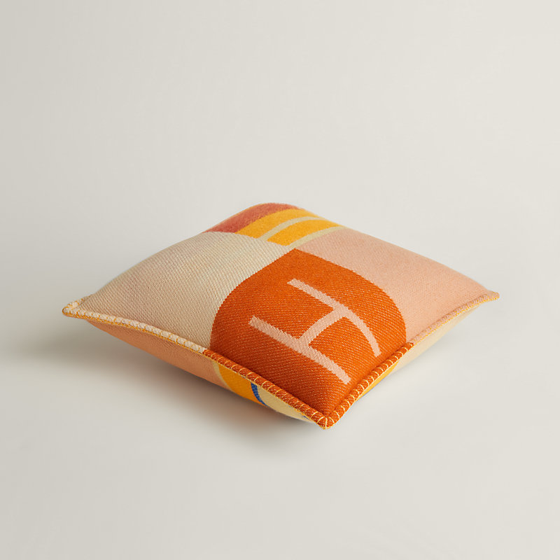 クッション 《アヴァロン・キャブ》 | Hermès - エルメス-公式サイト